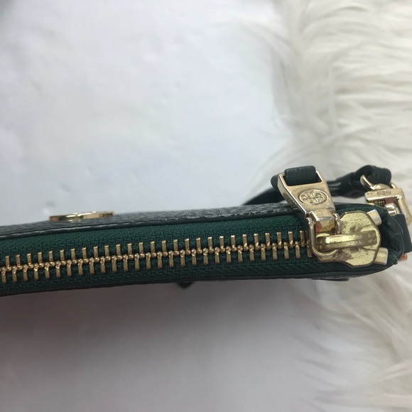 •Tory Burch• Robinson Pebbled Green Large Wristlet - Picture 8 of 8